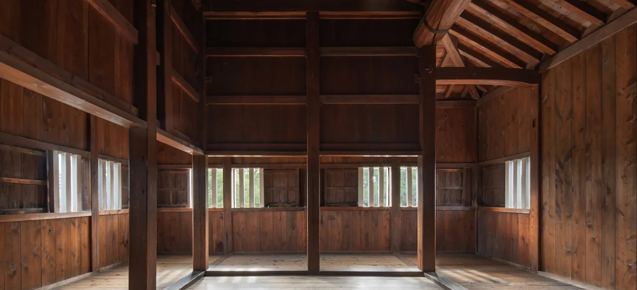 名古屋城の隅櫓の内部。木組みの小屋組と格子窓
